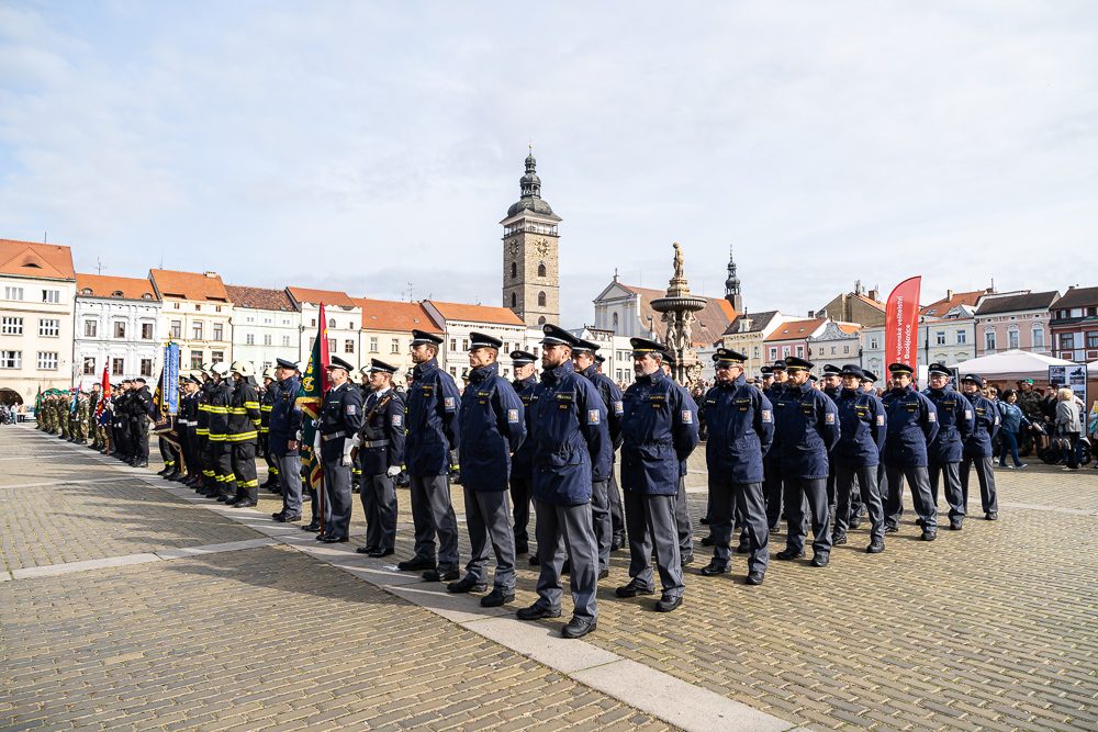 FOTO: Vojenská přehlídka v Českých Budějovicích