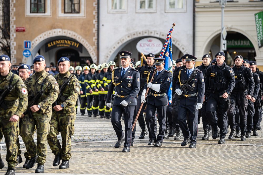 FOTO: Vojenská přehlídka v Českých Budějovicích