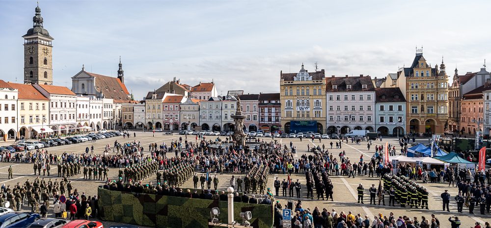 FOTO: Vojenská přehlídka v Českých Budějovicích