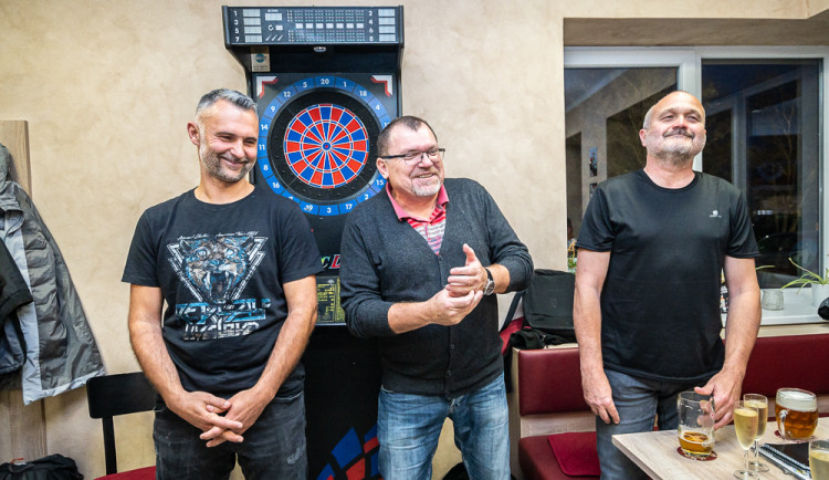 V Plané pokřtili charitativní kalendář hasiček a fotbalistů