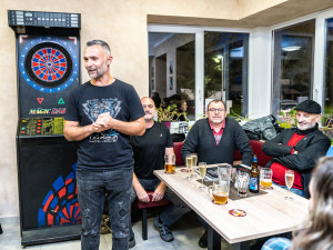 V Plané pokřtili charitativní kalendář hasiček a fotbalistů