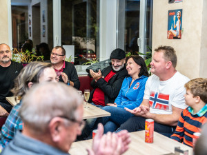 V Plané pokřtili charitativní kalendář hasiček a fotbalistů