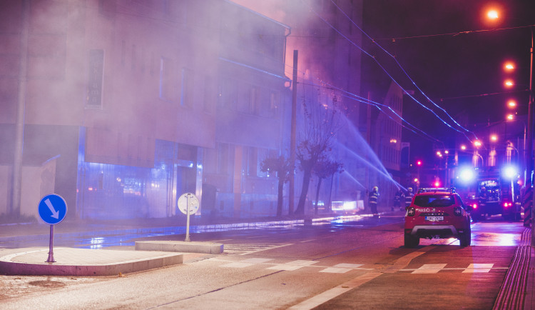 Hoří bývalý Cabaret v Průmyslové ulici. Na místě zasahují hasiči