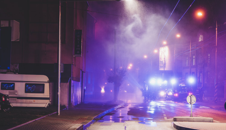 Hoří bývalý Cabaret v Průmyslové ulici. Na místě zasahují hasiči