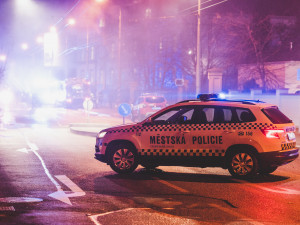 Hoří bývalý Cabaret v Průmyslové ulici. Na místě zasahují hasiči