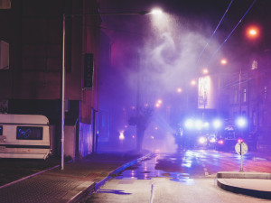 Hoří bývalý Cabaret v Průmyslové ulici. Na místě zasahují hasiči