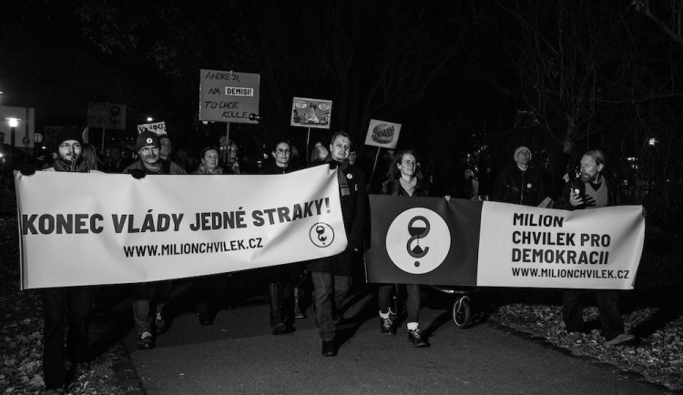 Proti Babišovi protestovaly v Budějcích stovky lidí. Připojili se i politici