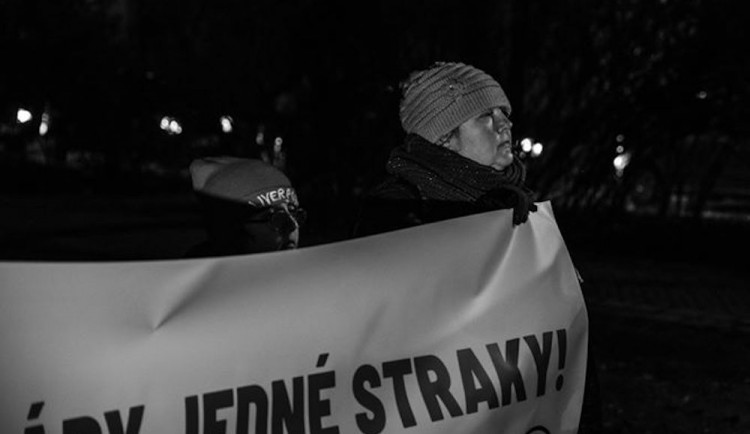 Proti Babišovi protestovaly v Budějcích stovky lidí. Připojili se i politici