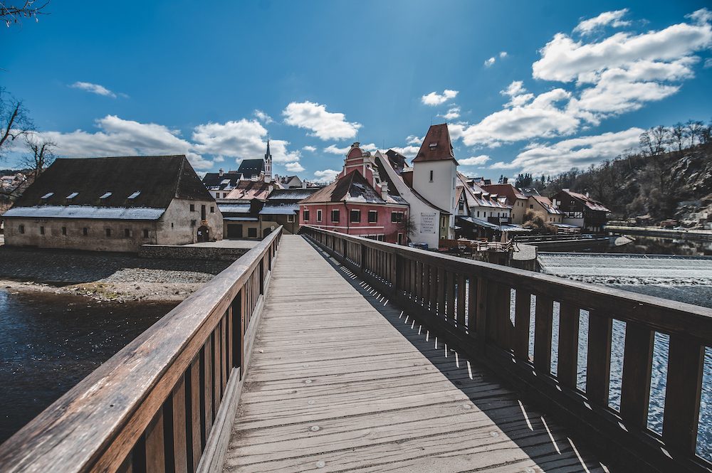 Místo turistů se ulicemi Krumlova prochází kachny. Jak vypadá turistická metropole bez lidí?