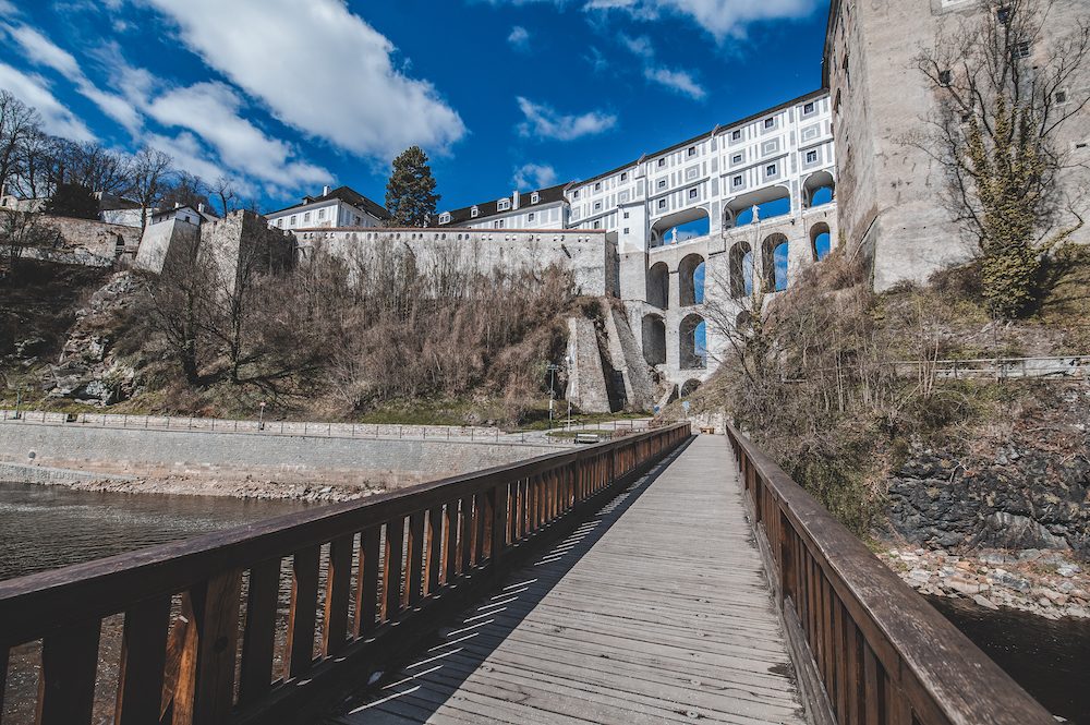 Místo turistů se ulicemi Krumlova prochází kachny. Jak vypadá turistická metropole bez lidí?