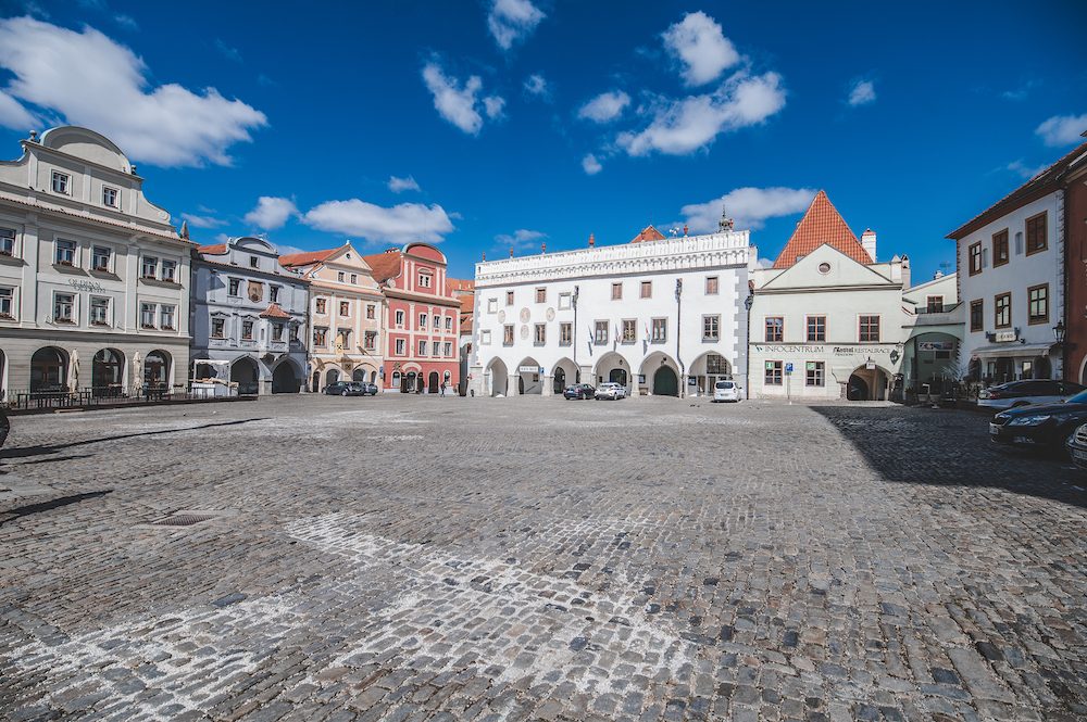 Místo turistů se ulicemi Krumlova prochází kachny. Jak vypadá turistická metropole bez lidí?