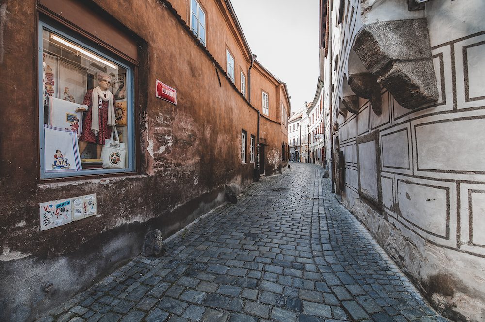 Místo turistů se ulicemi Krumlova prochází kachny. Jak vypadá turistická metropole bez lidí?