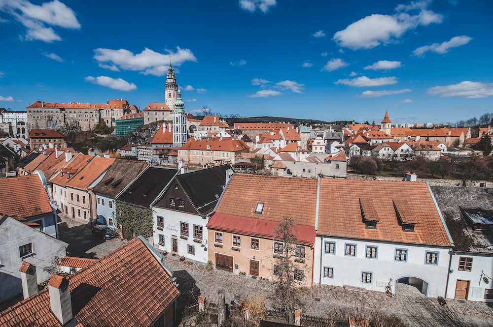 Místo turistů se ulicemi Krumlova prochází kachny. Jak vypadá turistická metropole bez lidí?