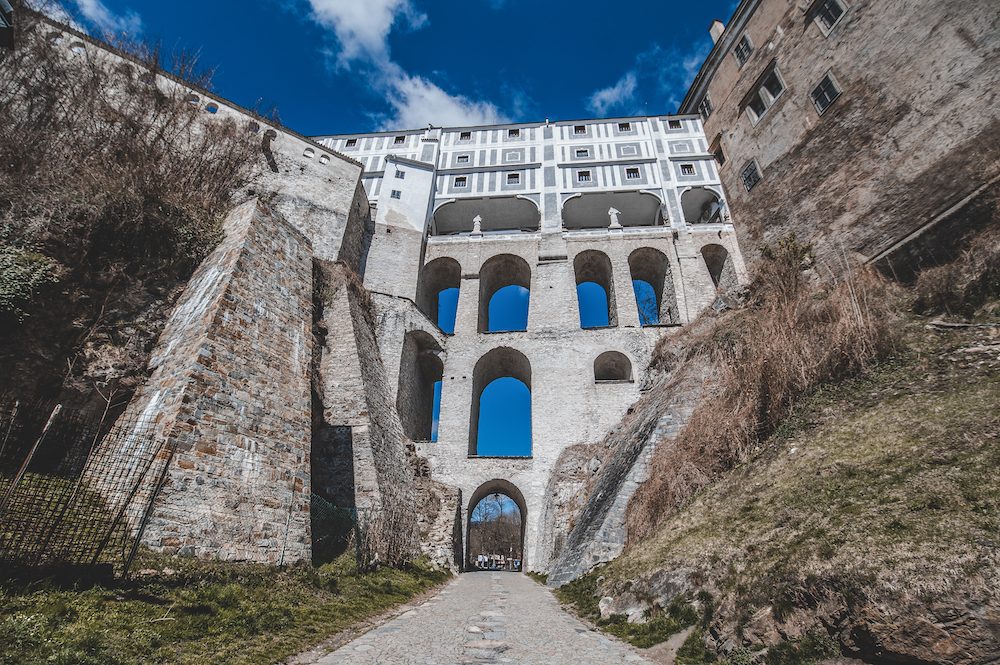 Místo turistů se ulicemi Krumlova prochází kachny. Jak vypadá turistická metropole bez lidí?