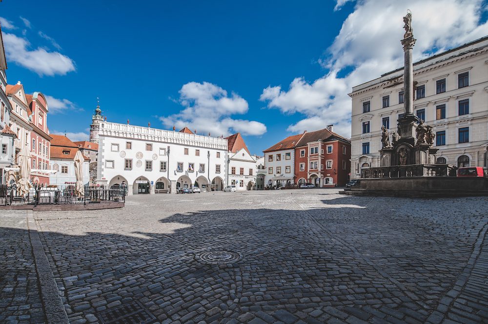Místo turistů se ulicemi Krumlova prochází kachny. Jak vypadá turistická metropole bez lidí?