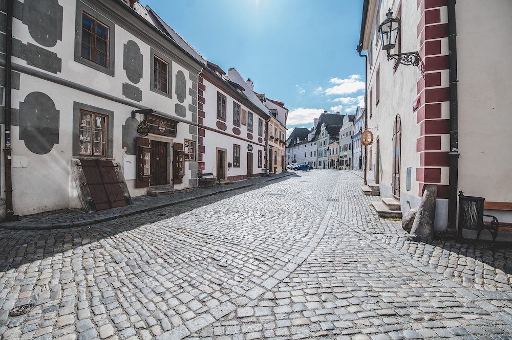 Místo turistů se ulicemi Krumlova prochází kachny. Jak vypadá turistická metropole bez lidí?