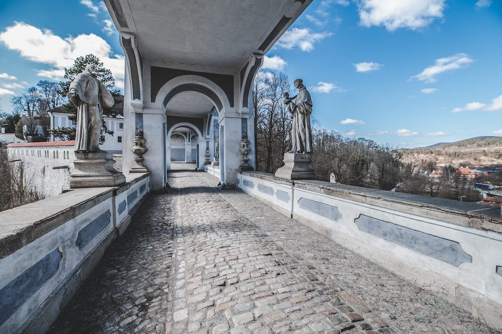 Místo turistů se ulicemi Krumlova prochází kachny. Jak vypadá turistická metropole bez lidí?