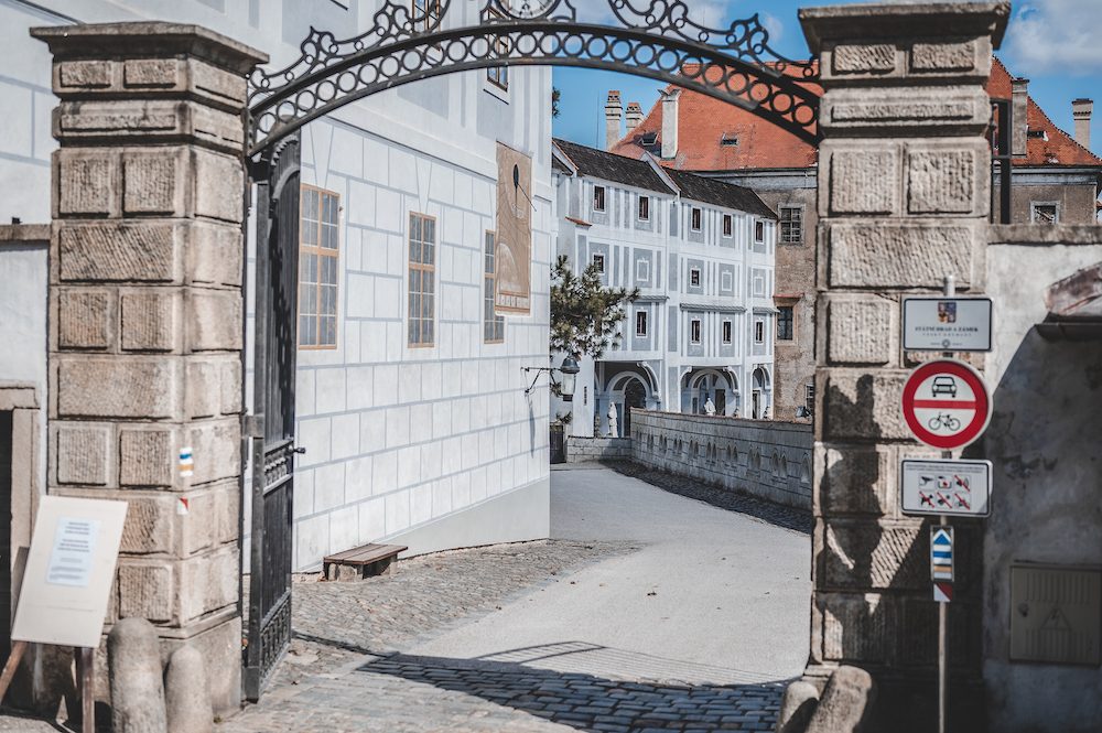 Místo turistů se ulicemi Krumlova prochází kachny. Jak vypadá turistická metropole bez lidí?