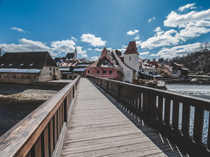 Místo turistů se ulicemi Krumlova prochází kachny. Jak vypadá turistická metropole bez lidí?