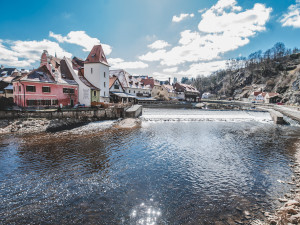 Místo turistů se ulicemi Krumlova prochází kachny. Jak vypadá turistická metropole bez lidí?