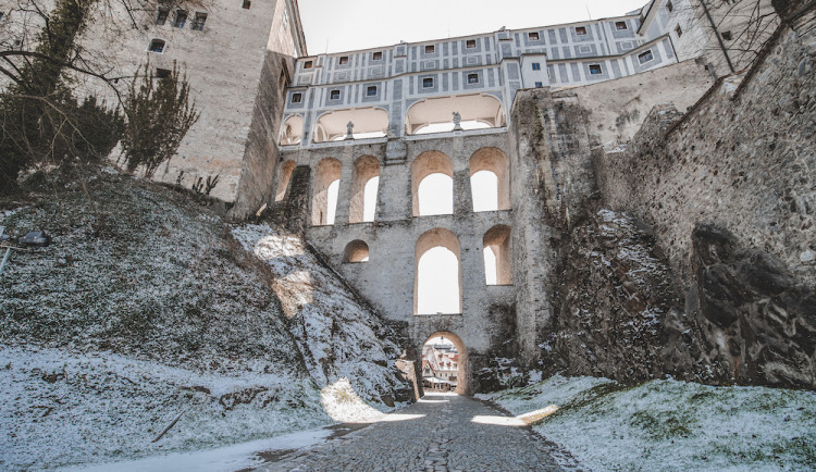 Místo turistů se ulicemi Krumlova prochází kachny. Jak vypadá turistická metropole bez lidí?