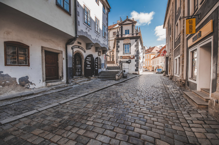 Místo turistů se ulicemi Krumlova prochází kachny. Jak vypadá turistická metropole bez lidí?