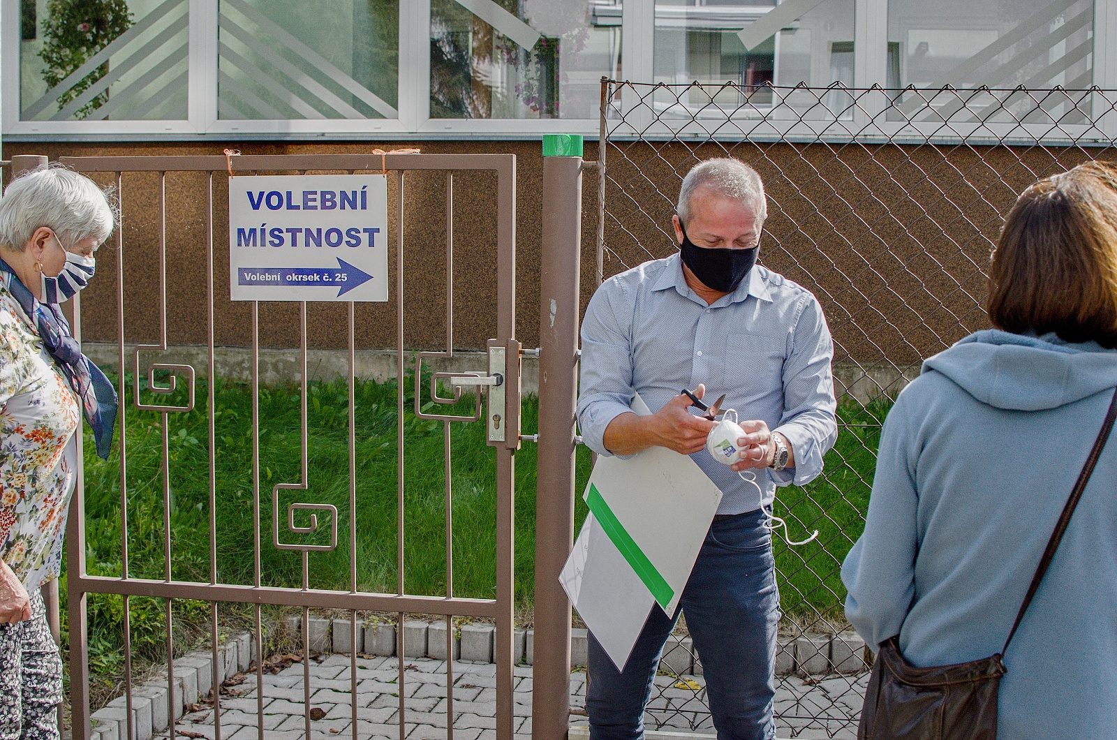První den voleb.