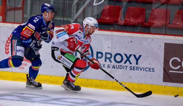 FOTOGALERIE: Konec úspěšné série. Budvar aréna po čtyřech zápasech padla, vyloupily ji Pardubice