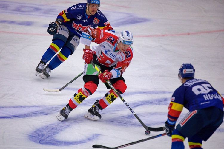 FOTOGALERIE: Konec úspěšné série. Budvar aréna po čtyřech zápasech padla, vyloupily ji Pardubice
