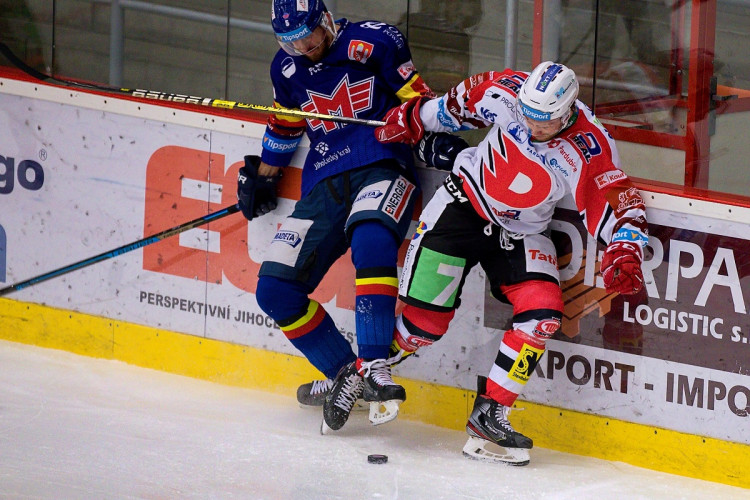 FOTOGALERIE: Konec úspěšné série. Budvar aréna po čtyřech zápasech padla, vyloupily ji Pardubice