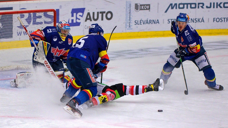 FOTOGALERIE: Konec úspěšné série. Budvar aréna po čtyřech zápasech padla, vyloupily ji Pardubice