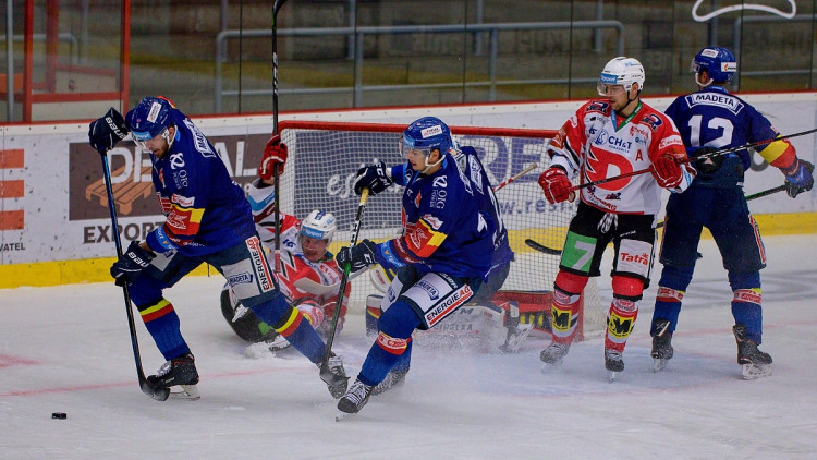 FOTOGALERIE: Konec úspěšné série. Budvar aréna po čtyřech zápasech padla, vyloupily ji Pardubice