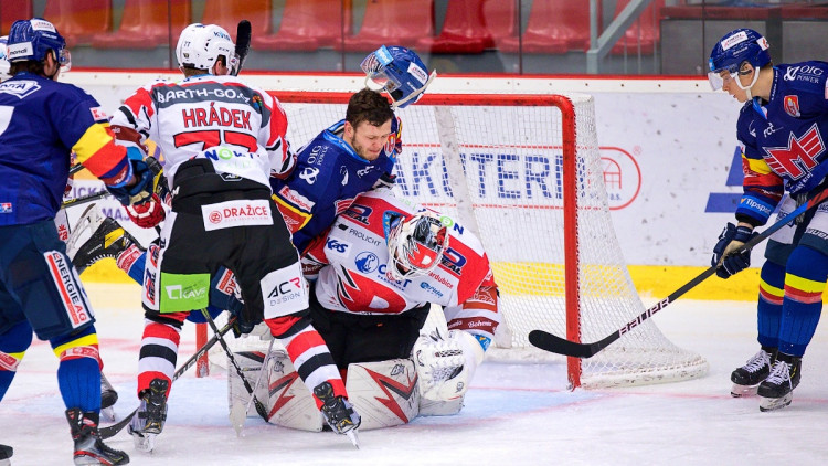 FOTOGALERIE: Konec úspěšné série. Budvar aréna po čtyřech zápasech padla, vyloupily ji Pardubice