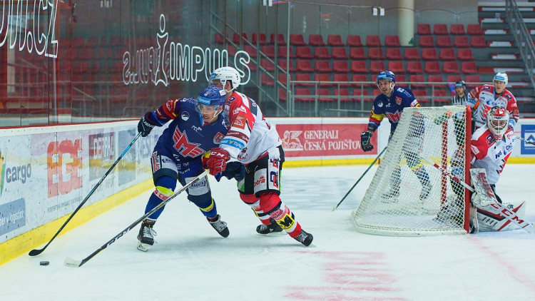 FOTOGALERIE: Konec úspěšné série. Budvar aréna po čtyřech zápasech padla, vyloupily ji Pardubice