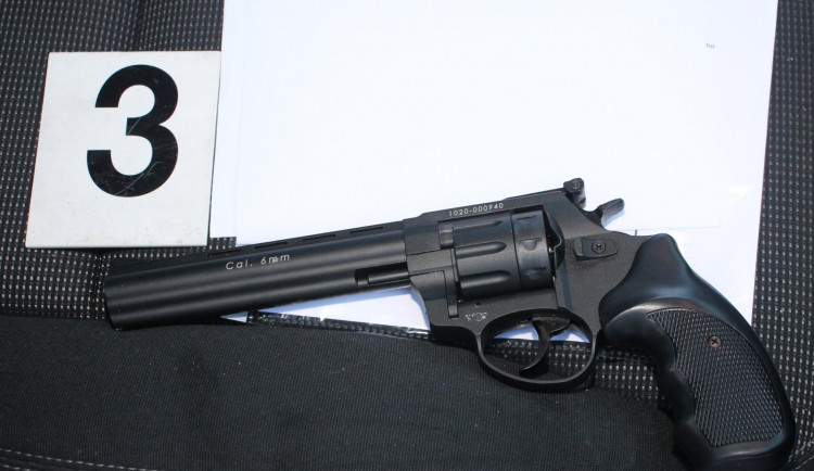 FOTO/ VIDEO: Rok a půl sledovala policie drogové dealery ve Vimperku. Minulý týden je zadrželi