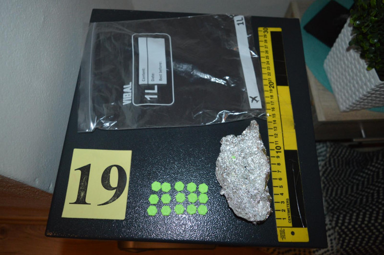 FOTO/ VIDEO: Rok a půl sledovala policie drogové dealery ve Vimperku. Minulý týden je zadrželi