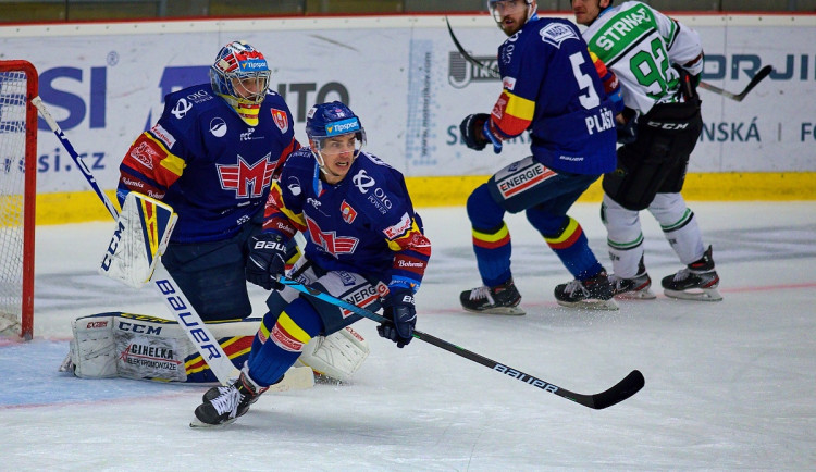 FOTOGALERIE: Šílená první třetina. Motor nezvládl úvod zápasu, od Mladé Boleslavi dostal šest branek