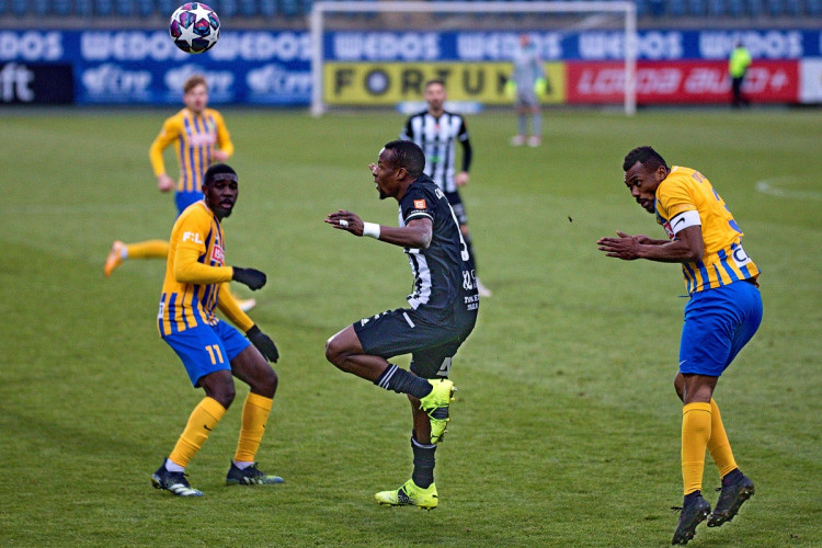 FOTOGALERIE: Konec úspěšné série. Dynamo doma nečekaně padlo s poslední Opavou, inkasovalo v závěru