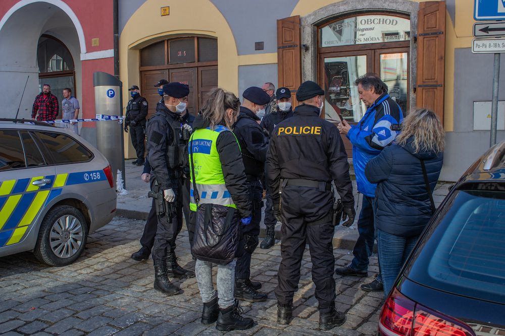 V Písku proti vládě protestovalo pět desítek lidí. Přijel i poslanec Volný