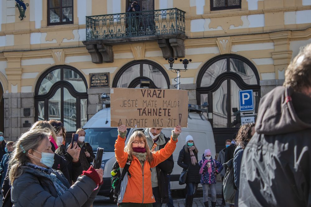V Písku proti vládě protestovalo pět desítek lidí. Přijel i poslanec Volný
