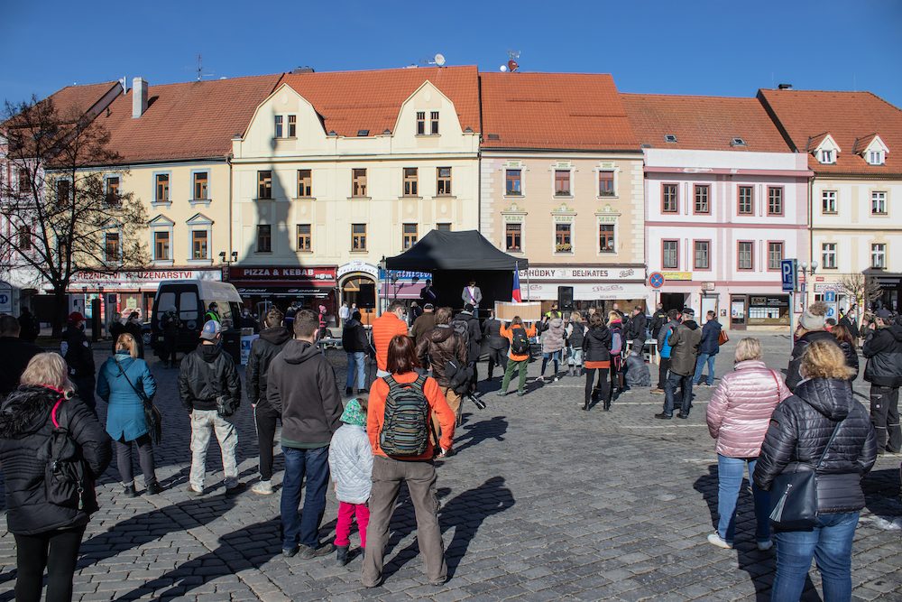 V Písku proti vládě protestovalo pět desítek lidí. Přijel i poslanec Volný