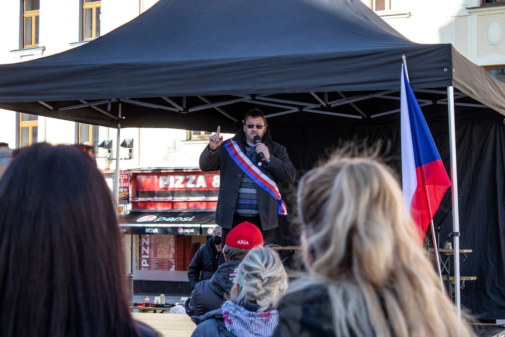 V Písku proti vládě protestovalo pět desítek lidí. Přijel i poslanec Volný