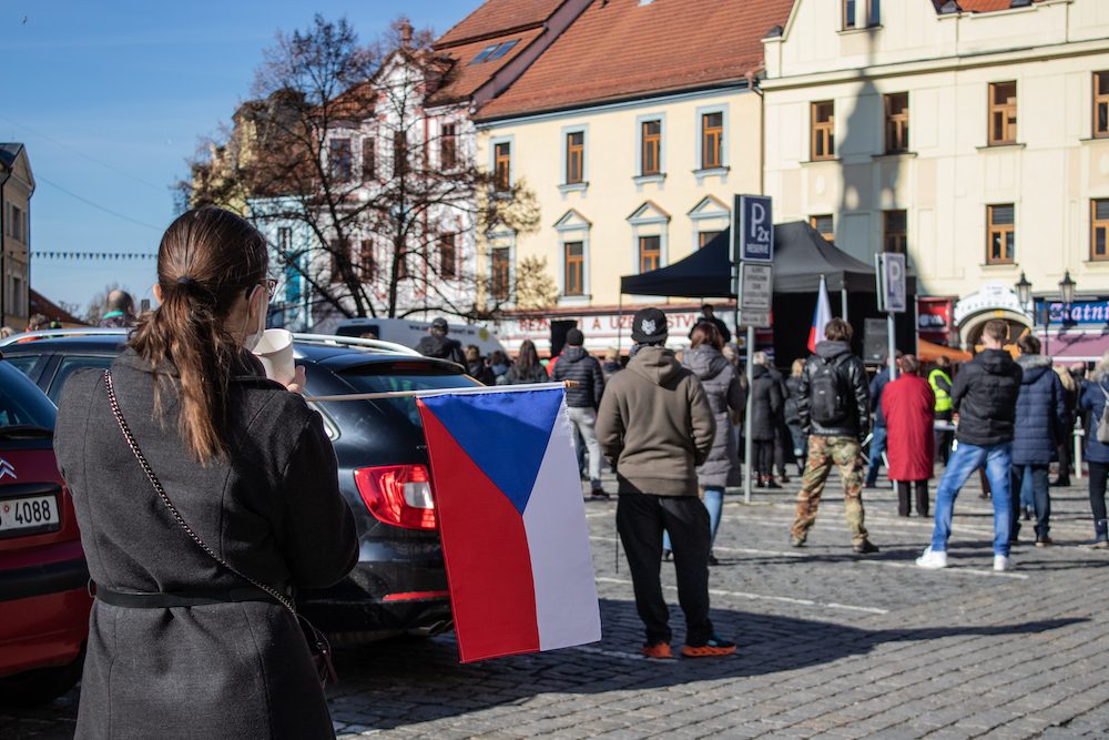 V Písku proti vládě protestovalo pět desítek lidí. Přijel i poslanec Volný