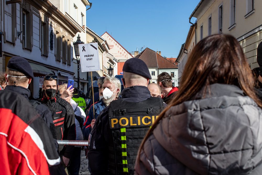 V Písku proti vládě protestovalo pět desítek lidí. Přijel i poslanec Volný