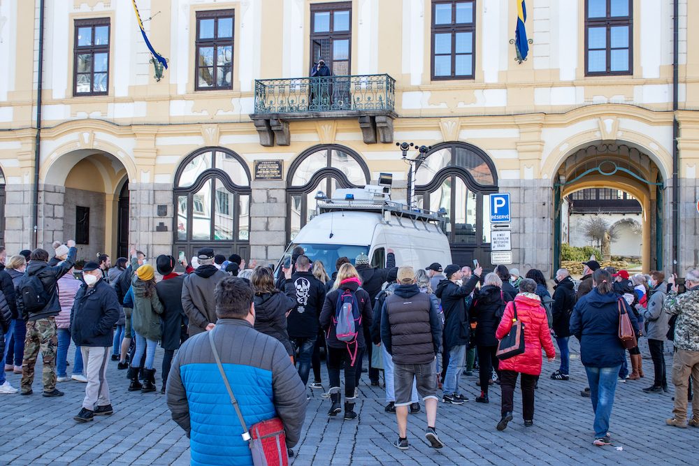 V Písku proti vládě protestovalo pět desítek lidí. Přijel i poslanec Volný