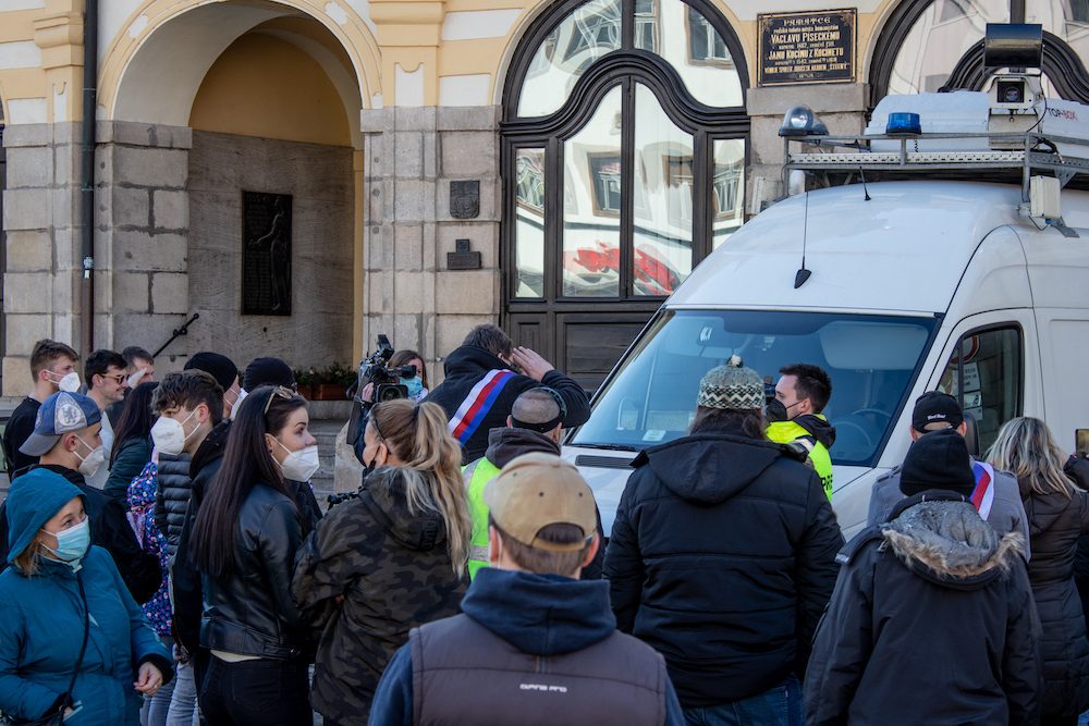V Písku proti vládě protestovalo pět desítek lidí. Přijel i poslanec Volný