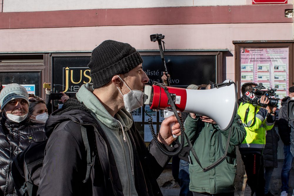 V Písku proti vládě protestovalo pět desítek lidí. Přijel i poslanec Volný