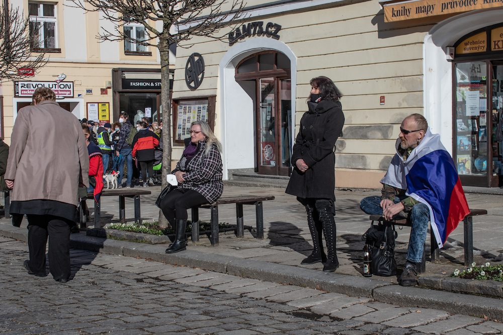 V Písku proti vládě protestovalo pět desítek lidí. Přijel i poslanec Volný