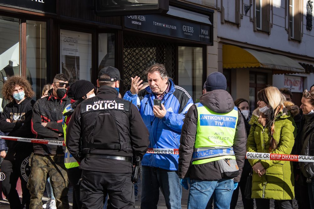 V Písku proti vládě protestovalo pět desítek lidí. Přijel i poslanec Volný