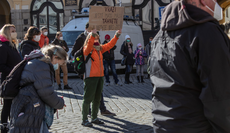V Písku proti vládě protestovalo pět desítek lidí. Přijel i poslanec Volný